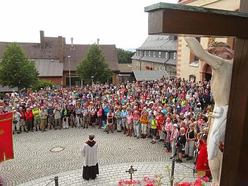 Die Wallfahrer aus Würzburg wurden von Pater Maximilian und Pater Leonardo auf dem Kreuzberg begrüßt und gesegnet. Foto: Marion Eckert