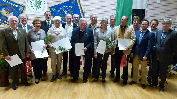 Zahlreiche Ehrungen für langjährige Mitgliedschaft wurden vorgenommen. Foto: Lothar Weidner