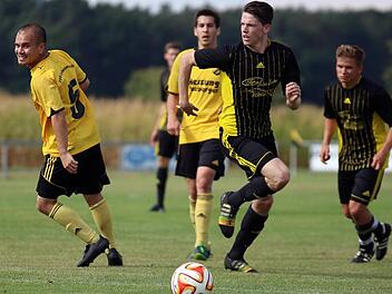 Der 19-j&auml;hrige Joscha Reichold (2. von rechts) hat beim SCA auch als Torj&auml;ger eine gute Entwicklung genommen und ist aktuell f&uuml;r den Bayern-Treffer des Monats August nominiert. Foto: Matthias Hofmann/anpfiff.info