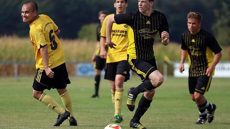 Der 19-j&auml;hrige Joscha Reichold (2. von rechts) hat beim SCA auch als Torj&auml;ger eine gute Entwicklung genommen und ist aktuell f&uuml;r den Bayern-Treffer des Monats August nominiert. Foto: Matthias Hofmann/anpfiff.info