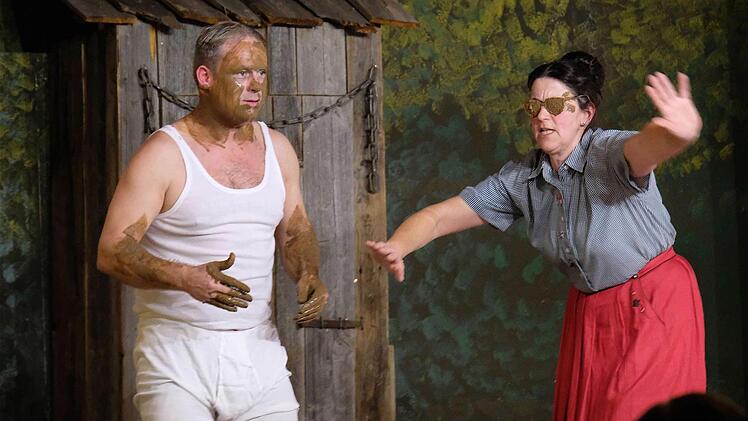 Eine Schlammschlacht von Jochen Koberstein und Gabi Reinhart kitzelte die Lachmuskeln der Zuschauer.  Fotos: Gerd Schaar