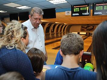MdB Andreas Schwarz mit den Kindern und der Leiterin der Wohngruppe Crossover auf der Bowling-Bahn in der Jahn-Straße. Fotos: Barbara Herbst