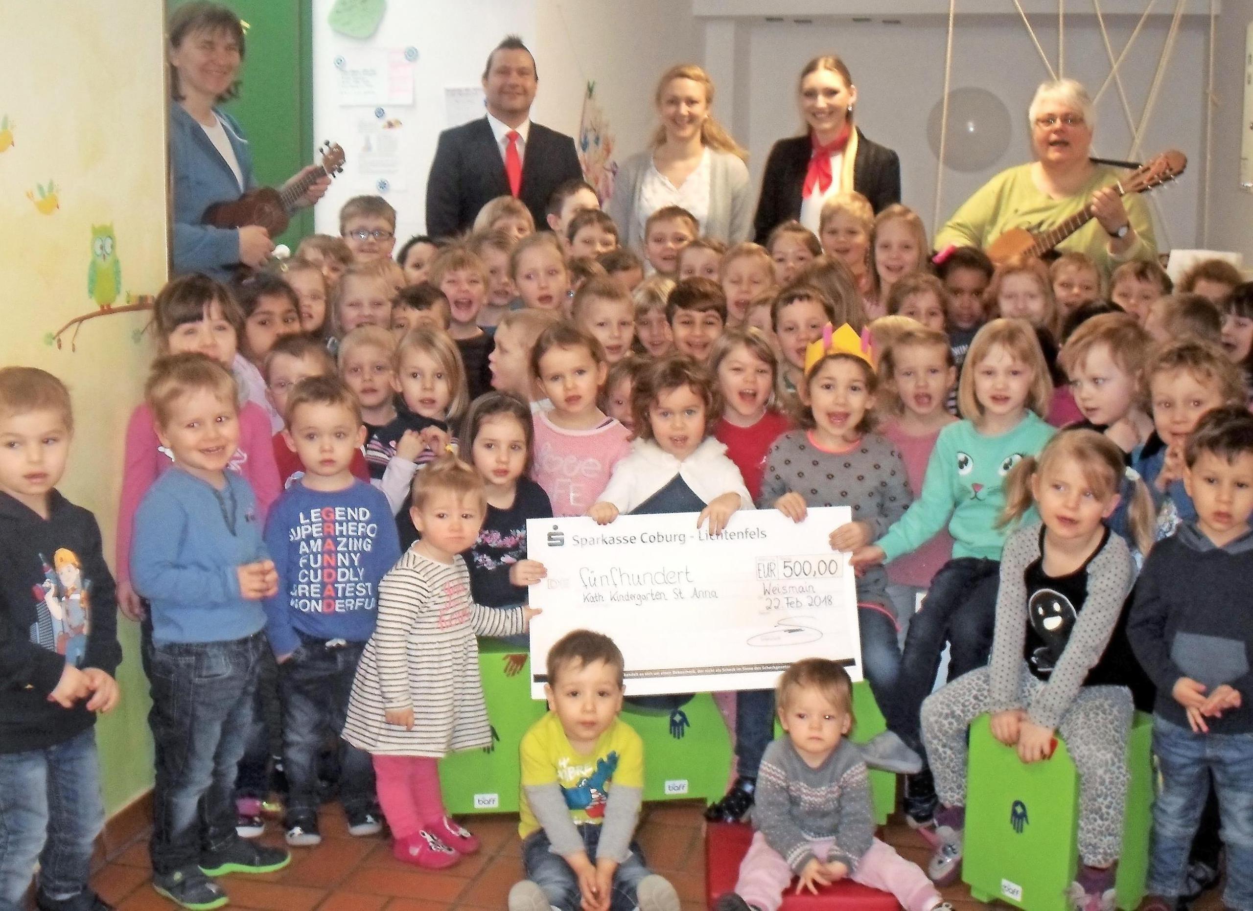 Kinder Freuen Sich ber Spende