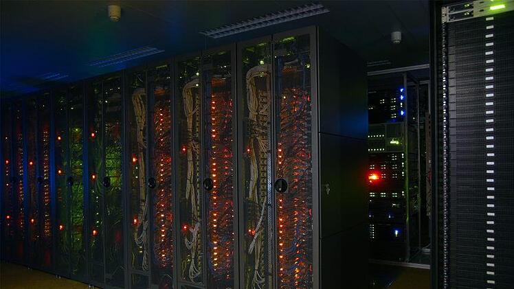 Im Serverraum des Rechenzentrum stehen etliche 19-Zoll-Schr&auml;nke, dicht gespickt mit Technik. Foto: RRZE