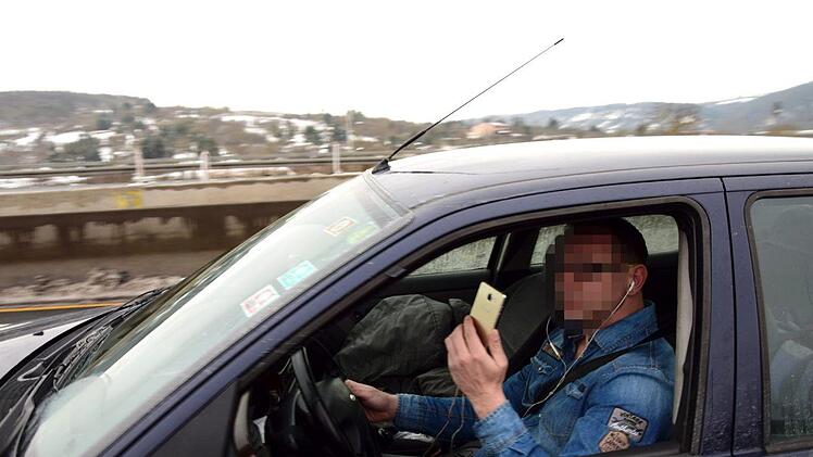 Als wäre er ein Tourist und der Unfallort eine Sehenswürdigkeit: Gaffer behindern nicht nur auf der Autobahn oft die Rettungsarbeiten und filmen verletzte oder gar getötete Mitmenschen. FOTO Berthold Diem