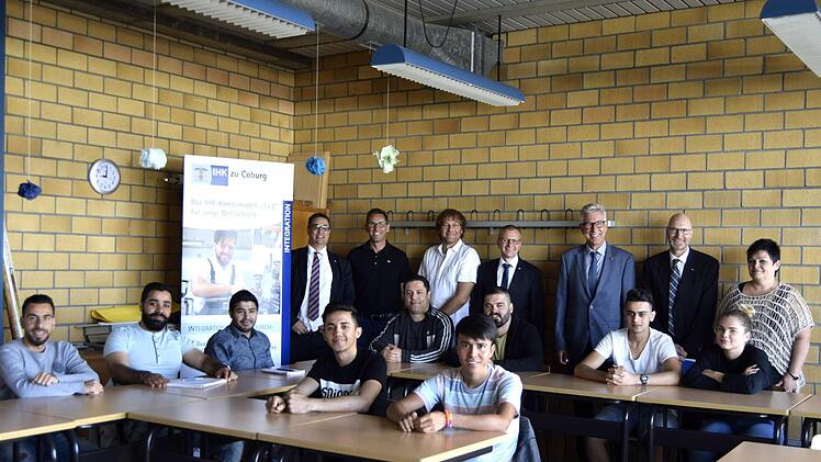 Die Schüler des Kombimodells mit ihren Betreuern (hinten, von links): Merouane Qsiyer, Rainer Sagasser, Manfred Loch, Siegmar Schnabel, Hans-Jürgen Lichy, Rainer Kissing und Katrin Gloss Foto: Andreas Welz