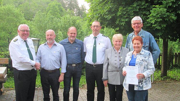 Friedrich Schellberger (links) und Reimar Glückler (2. von rechts) dankten für Treue und Engagement (von links) Michael Nikloleiski, Gerhard Dittmeier, Peter Treutlein, Barbara Eigen und Ilse Heuchemer.  Foto: Winfried Ehling