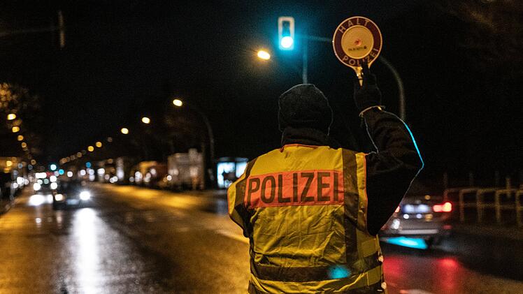 Die bundesweite Corona-Ausgangssperre gilt auch für Durchreisen. In Landkreisen mit einer Inzidenz über 100 ist die Durchfahrt zwischen 22 und 5 Uhr verboten.