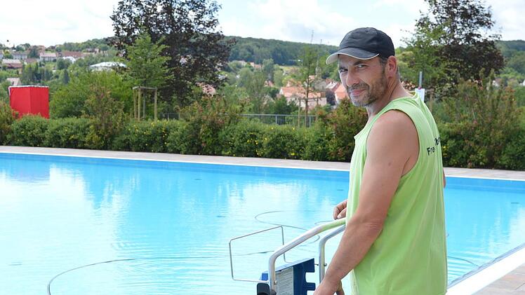 Viel zu tun hatte Hausmeister Nuri G&uuml;l in den vergangenen Wochen im Freibad. Foto: Isolde Krapf