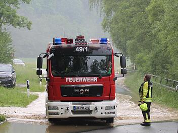 Die Straße von Schmeilsdorf in Richtung  Danndorf war auf einem kurzen Stück überflutet. Foto: Jürgen Gärtner