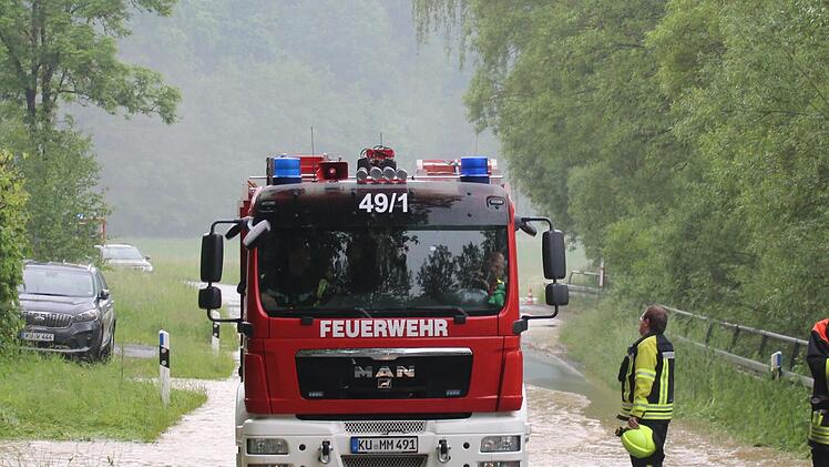 Die Straße von Schmeilsdorf in Richtung  Danndorf war auf einem kurzen Stück überflutet. Foto: Jürgen Gärtner