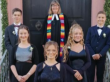 Drei Mädchen und zwei Jungen sagten in Zeitlofs "Ja" zu ihrer Taufe und erhielten zum ersten Mal das Abendmahl. Den feierlichen Gottesdienst hielt Pfarrerin Barbara Weichert. Foto: Joachim Weichert