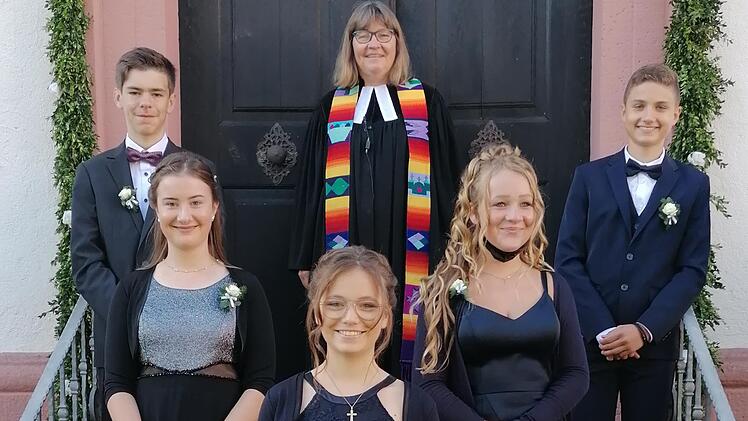 Drei Mädchen und zwei Jungen sagten in Zeitlofs "Ja" zu ihrer Taufe und erhielten zum ersten Mal das Abendmahl. Den feierlichen Gottesdienst hielt Pfarrerin Barbara Weichert. Foto: Joachim Weichert