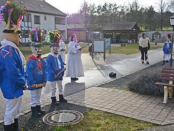 Eine besondere Freude machten die Weisbacher mit ihren Masken und dem Geißmo den Menschen in der Behinderteneinrichtung Maria Bildhausen. Hier waren sie bei einem Freiluftgottesdienst mit dabei. Foto: Hanns Friedrich