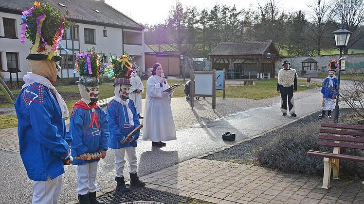 Eine besondere Freude machten die Weisbacher mit ihren Masken und dem Geißmo den Menschen in der Behinderteneinrichtung Maria Bildhausen. Hier waren sie bei einem Freiluftgottesdienst mit dabei. Foto: Hanns Friedrich
