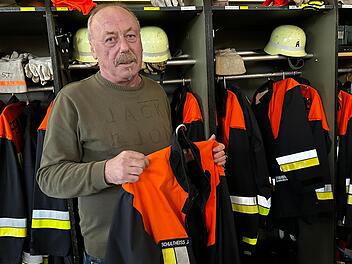 Schweren Herzens hängt der zweite Kommandant der Freiwilligen Feuerwehr Guttenberg, Jürgen Schultheiß, die Kommandantenjacke aus Altersgründen an den Nagel.