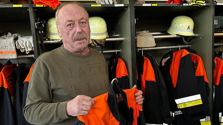 Schweren Herzens hängt der zweite Kommandant der Freiwilligen Feuerwehr Guttenberg, Jürgen Schultheiß, die Kommandantenjacke aus Altersgründen an den Nagel.