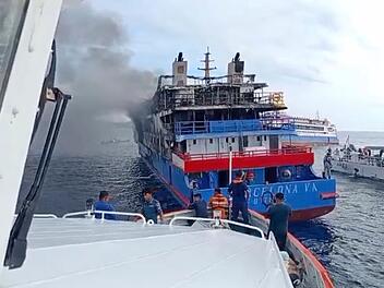 Feuer auf Fähre in Sulawesi