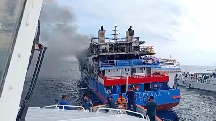 Feuer auf Fähre in Sulawesi