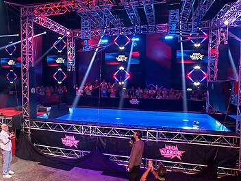 "Buschis Rache" ist ein Highlight, aber ein besonders fieses. Von einem drachenförmigen Dreiecks-Brett geht es an einen Griff, dann muss an ein Bungee-Seil gesprungen werden, von dem man sich ans zweite Drachenbrett katapultieren muss. Buschis Begeisterung über die Ehre verfliegt schnell: "Das ist ein Scheiß-Hindernis, die sind nachher alle sauer auf mich."