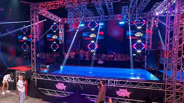 "Buschis Rache" ist ein Highlight, aber ein besonders fieses. Von einem drachenförmigen Dreiecks-Brett geht es an einen Griff, dann muss an ein Bungee-Seil gesprungen werden, von dem man sich ans zweite Drachenbrett katapultieren muss. Buschis Begeisterung über die Ehre verfliegt schnell: "Das ist ein Scheiß-Hindernis, die sind nachher alle sauer auf mich."