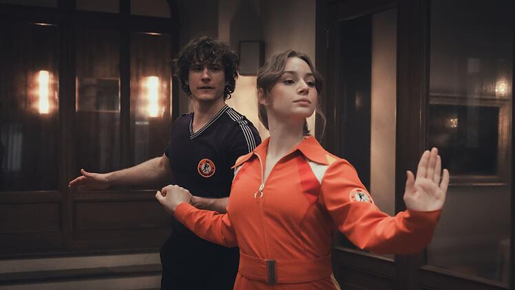 Steffen Henke (Benedikt Kalcher) und Dorli Sch&ouml;llack (Carlotta B&auml;hre) trainieren f&uuml;r das Turnier.