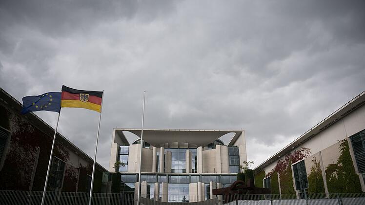 Kanzleramt unter Wolken