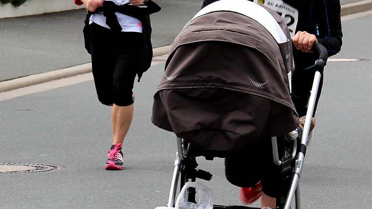 Yvonne Windischfeld joggt immer mit Kinderwagen.