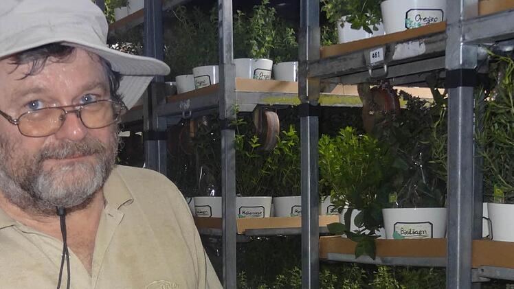 Edgar Gramlich ist beeindruckt von den vielen duftenden Kräutern.