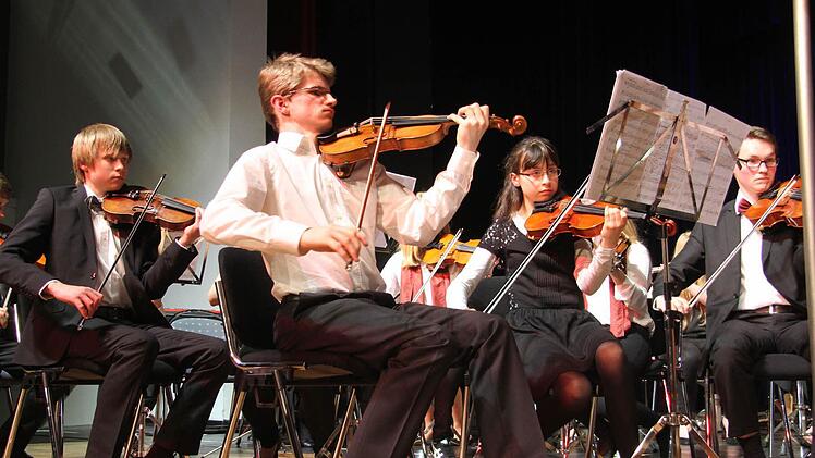 Das Orchester des Markgraf-Georg-Friedrich-Gymnasiums kann sich hören lassen und hat mit einem normalen Schülerorchester qualitativ so gar nichts gemein: Die Schüler begeisterten - allen voran Bonifaz Baumann mit einem einzigartigen Solo