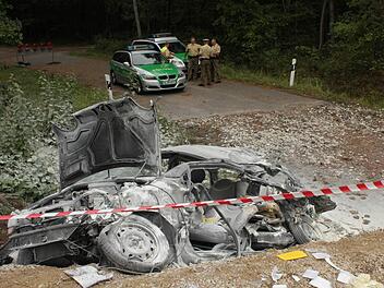 Viel mehr als ein zerquetscher Metallhaufen blieb vom Renault Twingo nach der Fluchtfahrt des Mannes nicht übrig. Foto: Andreas Dorsch/Archiv