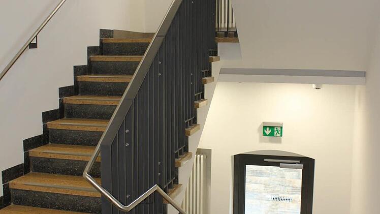 Die bisherige Treppe fügt sich in die neue, moderne Gestaltung ein.