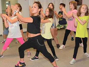 Kinder fürs Tanzen zu begeistern, macht Sharon Brach Freude. Neben Hip-Hop und Modern Jazz kan man im Dance Center auch Ballett lernen. Foto: Dagmar Besand