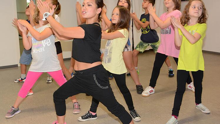 Kinder fürs Tanzen zu begeistern, macht Sharon Brach Freude. Neben Hip-Hop und Modern Jazz kan man im Dance Center auch Ballett lernen. Foto: Dagmar Besand
