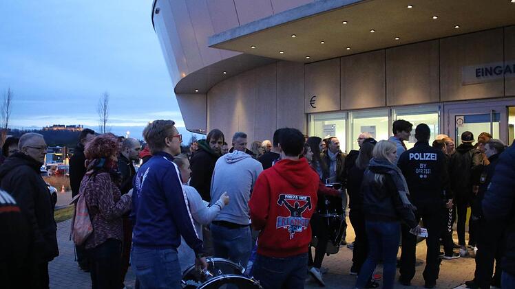 Vor der HUK-Arena herrscht Hochbetrieb. Noch 30 Minuten bis zum Frankenderby.