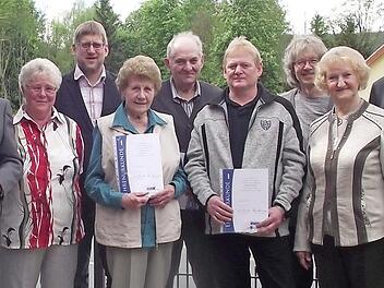 Der VdK in Weißenbrunn wurde 70 Jahre alt, und er ehrte (von links): Vorsitzender Dieter Wolf, stellvertretende Vorsitzende Gisela Mertel, 2. Bürgermeister Michael Bohl, Christa Bauer, Reinhold Vießmann, Klaus Müller, Diakon Jürgen Fischer, Kreisrevisorin Hanni Wachter und stellvertretender Kreisvorsitzender Wolfgang Förtsch. Foto: Elke Müller