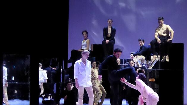 Packendes Finale des Gastspiels der NRW Juniorballetts aus Dortmund beim Theaterring: Das Finale von ‚Mord im Orient-Express‘ mit der Hinrichtung des Kindesentführers durch zwölf auf ihn angesetzte Mörder. Foto: Gerhild Ahnert