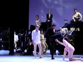 Packendes Finale des Gastspiels der NRW Juniorballetts aus Dortmund beim Theaterring: Das Finale von ‚Mord im Orient-Express‘ mit der Hinrichtung des Kindesentführers durch zwölf auf ihn angesetzte Mörder. Foto: Gerhild Ahnert