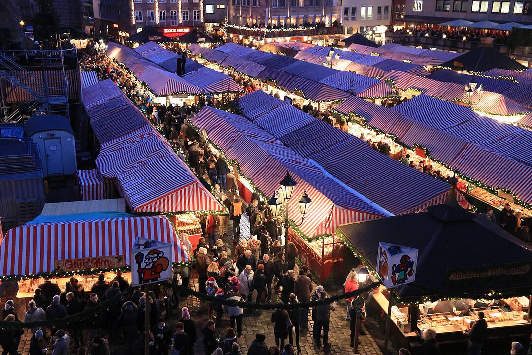 Nürnberger im Weihnachtszauber: Christkind eröffnet weltberühmten Weihnachtsmarkt