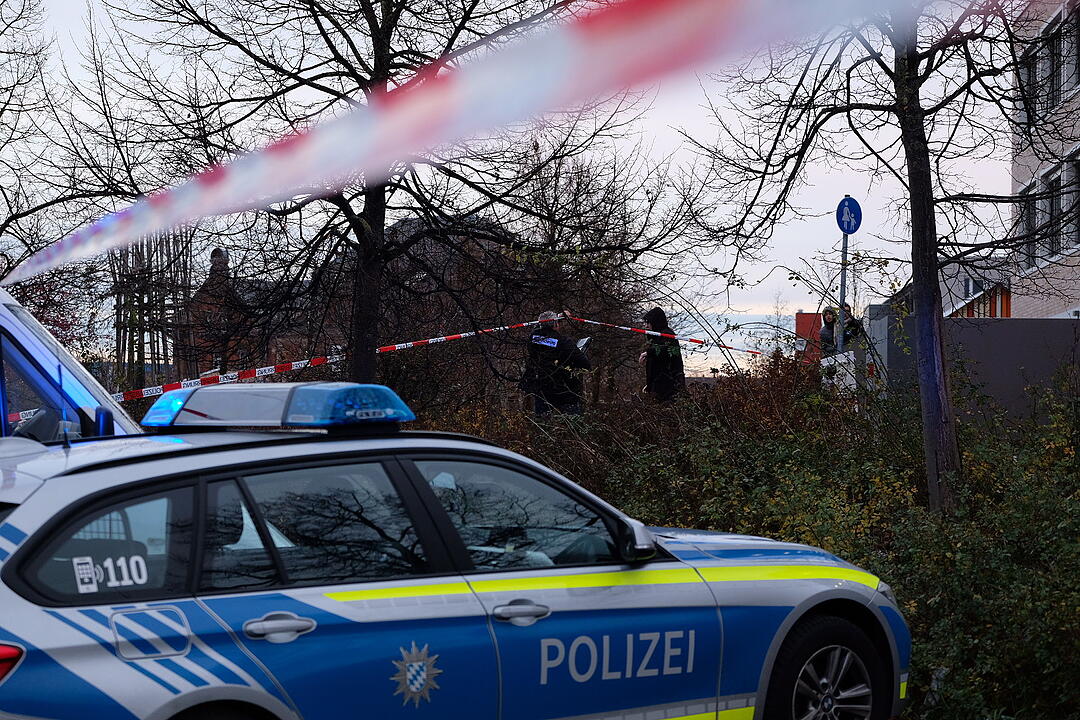 Lebensgefährlich verletzt : Unbekannter prügelt auf offener Straße auf Frau in Nürnberg ein