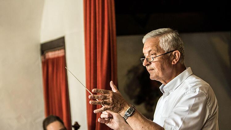 Impressionen von der Kaffeehausmusik mit dem Musizierkreis Neustadt in Meilschnitz. Am Dirigentenpult: Norbert Luche.Foto: Jochen Berger