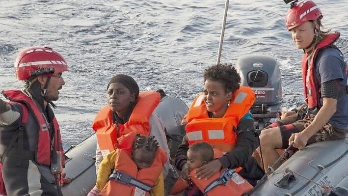 Mitarbeiter von "Mission Lifeline" haben vor der libyschen Küste Flüchtlinge in ein Schlauchboot geholt, um sie auf ihr Rettungsschiff zu bringen. Eitel und Seitz appellieren gerade auch bei solchen Irrfahrten übers Meer an die Menschlichkeit.  Foto: epd