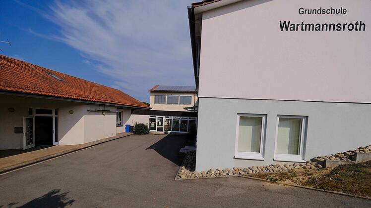 Der neue Raum für die geplante Aula passt genau in den Flächenschenkel zwischen den oberen und unteren Gebäudeteil der Schule. Foto: Gerd Schaar