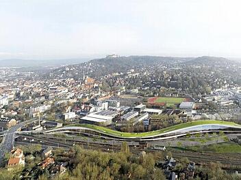 Das kommt heraus, wenn die Hochschule ihre Architekten und Designer mal ohne jede Einschränkung träumen lässt: Ein grünes Band ("Spine"), ein Rückgrat für das ehemalige Güterbahnhofsgelände vom Schlachthof bis zur alten Stückguthalle, mit dem Campus Design über eine Fußgängerbrücke über die Frankenbrücke verbunden.