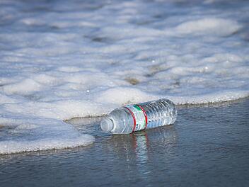 Erlanger Forscher zur Beseitigung von Mikroplastik