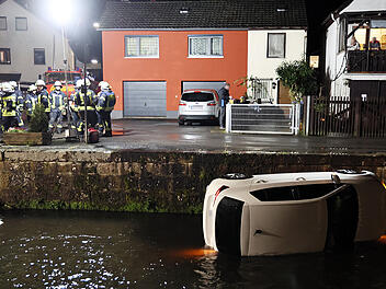 Unfall in Amorbach: Seniorin landet mit Auto im Bach