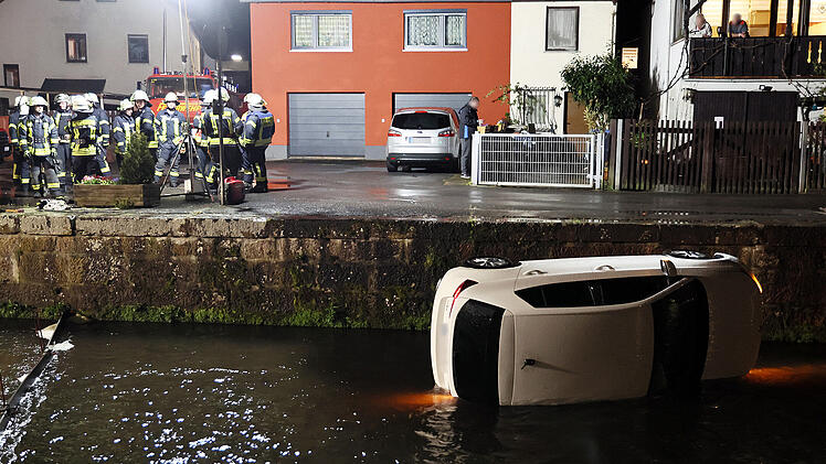 Unfall in Amorbach: Seniorin landet mit Auto im Bach