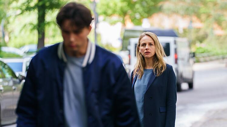 Anton (Levy Rico Arcos) kommt aus einem bürgerlichen Berliner Elternhaus. Seine Yoga-verrückte Mutter (Petra Schmidt-Schaller) arbeitet als Coach, der Vater ist Onkologe. Vor zwei Jahren, als Anton 18 war, haben sich die Eltern getrennt. Schon kommt diese Zeit in Form einer Anklage wegen Fehlverhaltens während einer Demo zu Anton zurück.