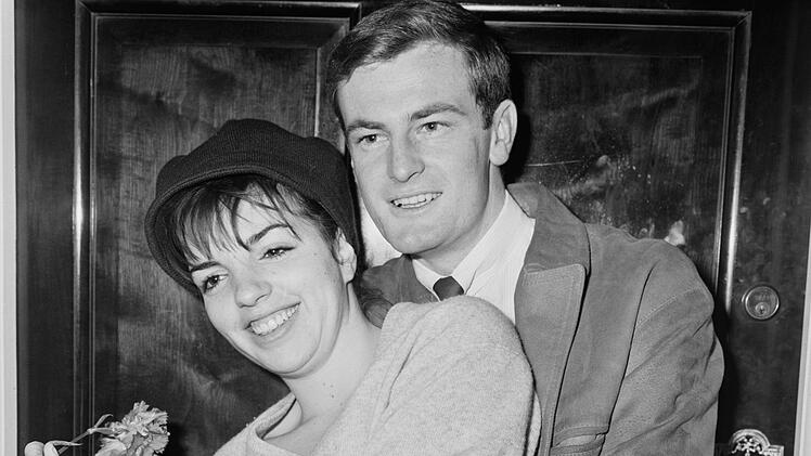 Liza Minnelli hielt kurz nach dem Oscar 1973 die Scheidungspapiere in der Hand - allerdings hatte sie sich von ihrem Ehemann Peter Allen schon Monate, bevor die erste Klappe zu ihrem Erfolgsfilm "Cabaret" fiel, getrennt.