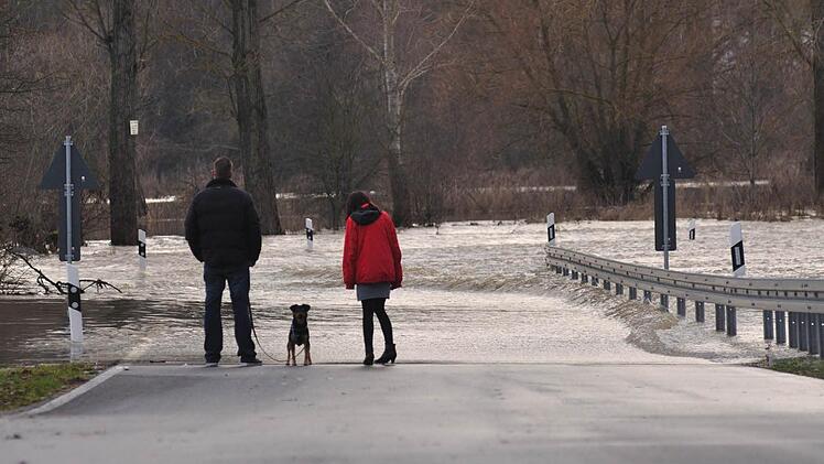 Spaziergang beendet, die Verbindungsstraße zwischen Weidnitz und Strössendorf war, wie viele andere Verbindungen, gesperrt.